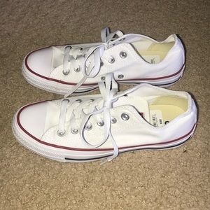Women’s converse size 7. Never worn